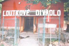 Budova-divadla-po-povodnich-v-cervenci-1997